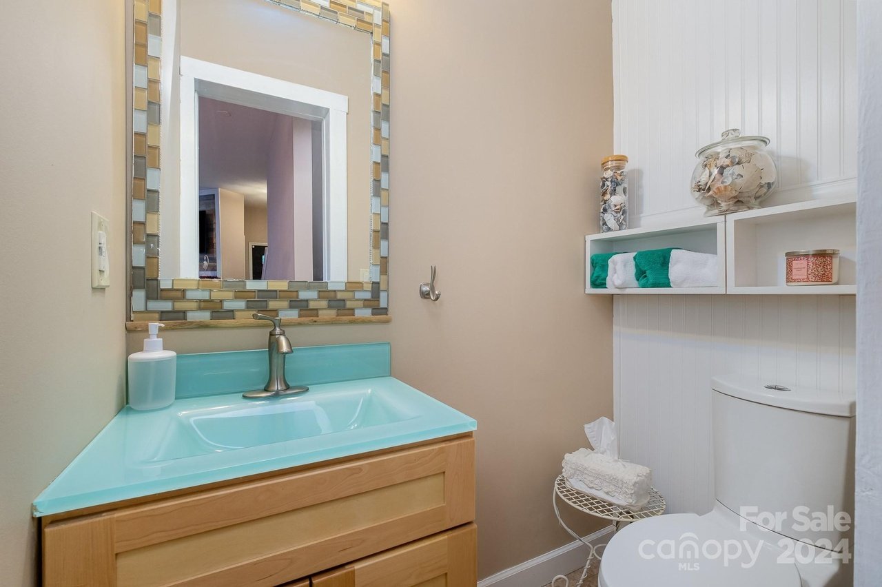 324 W 10th St