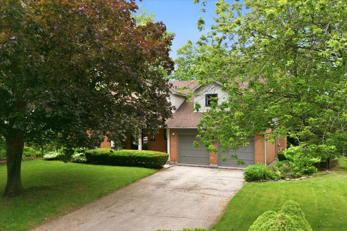 Rare Court Location on Oakville Golf Course