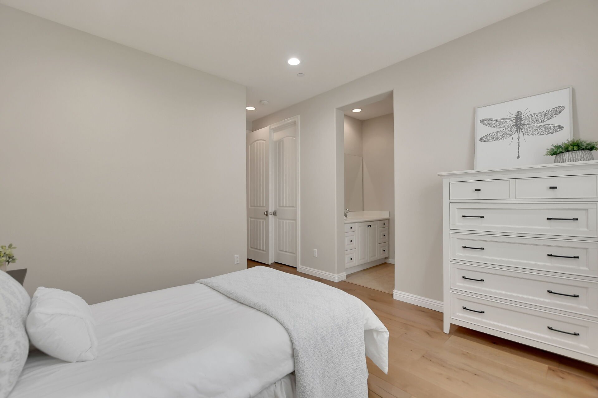 885 E Manresa