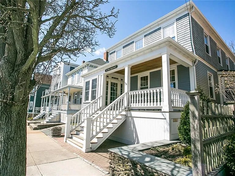 10 Narragansett Ave