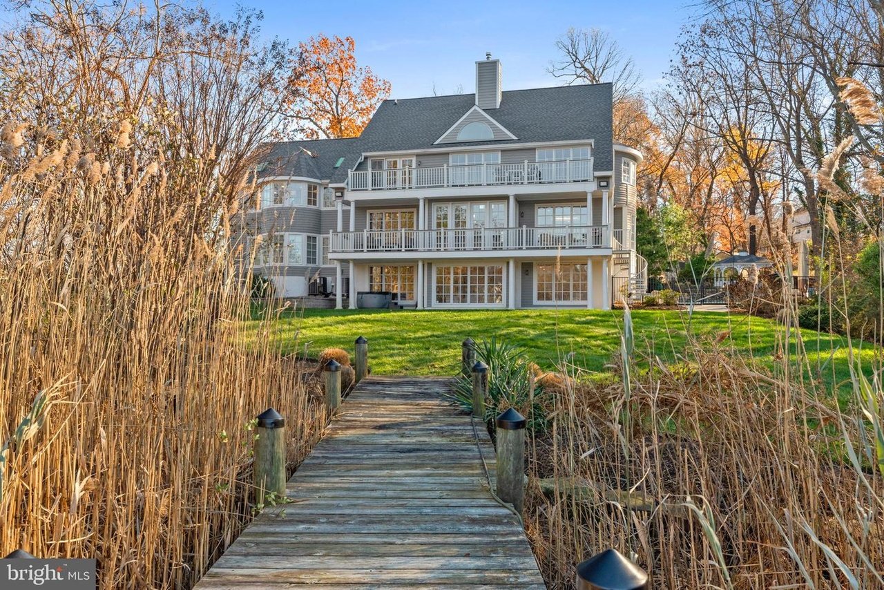 302 Holly Rd