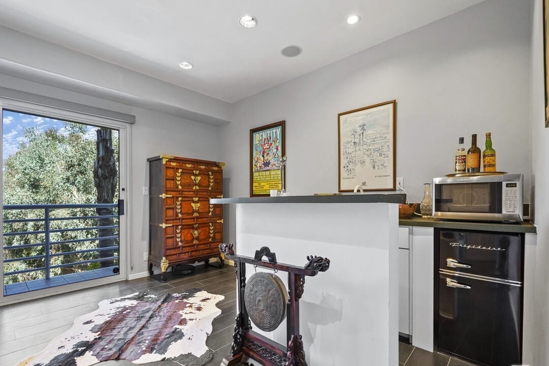 Solaris Manor, N Knoll Dr, 90068