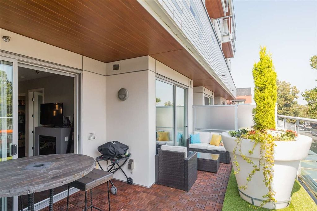 3333 Main St, #208