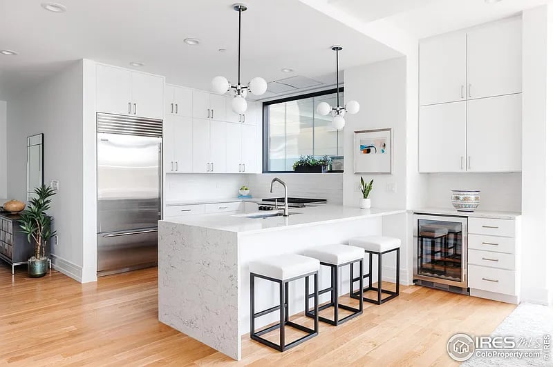 1077 Canyon Blvd #204