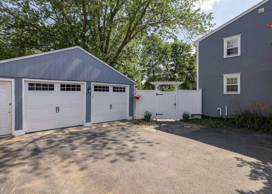 28 Dennett St