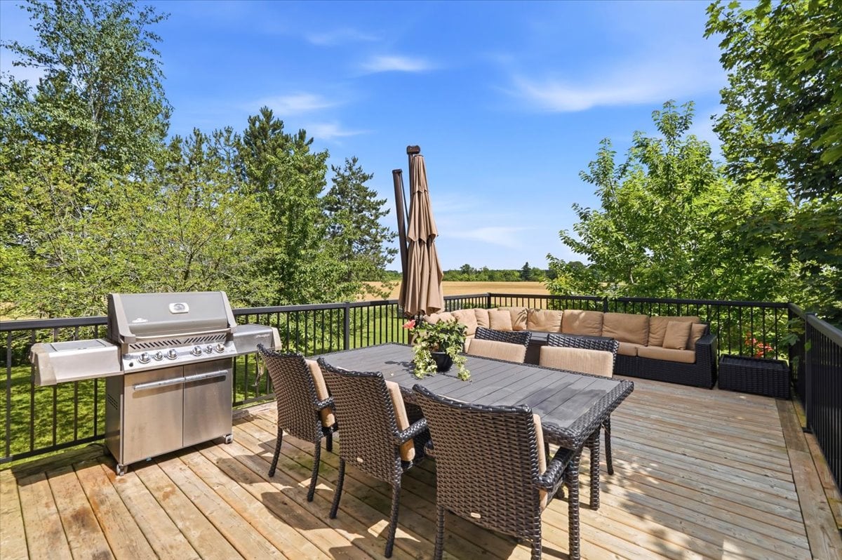 Country setting 10 minutes from the city!