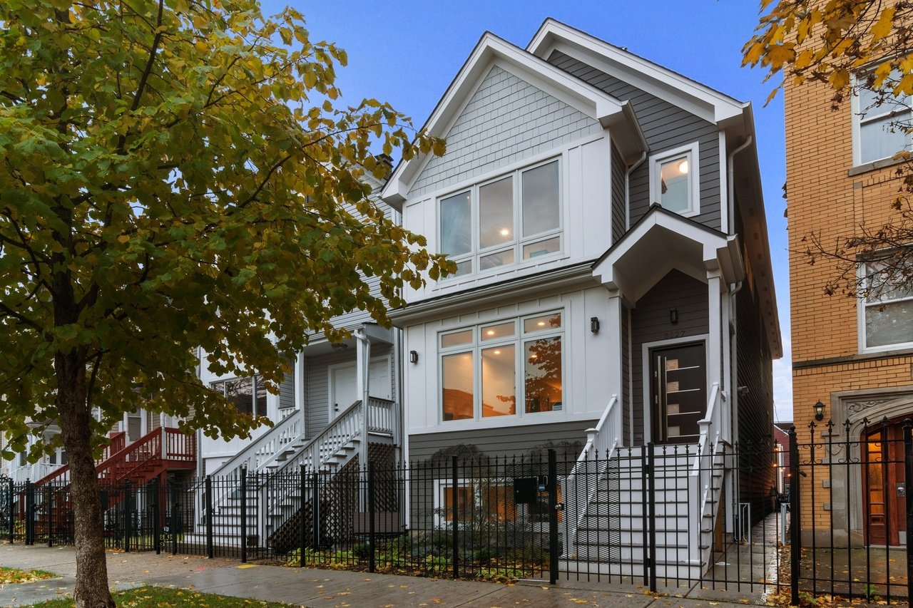 3627 W Shakespeare AVE