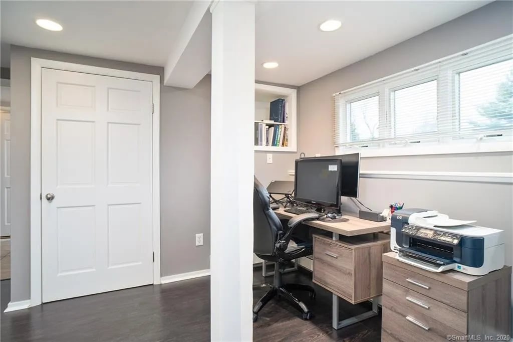 28 Surrey Dr, Norwalk