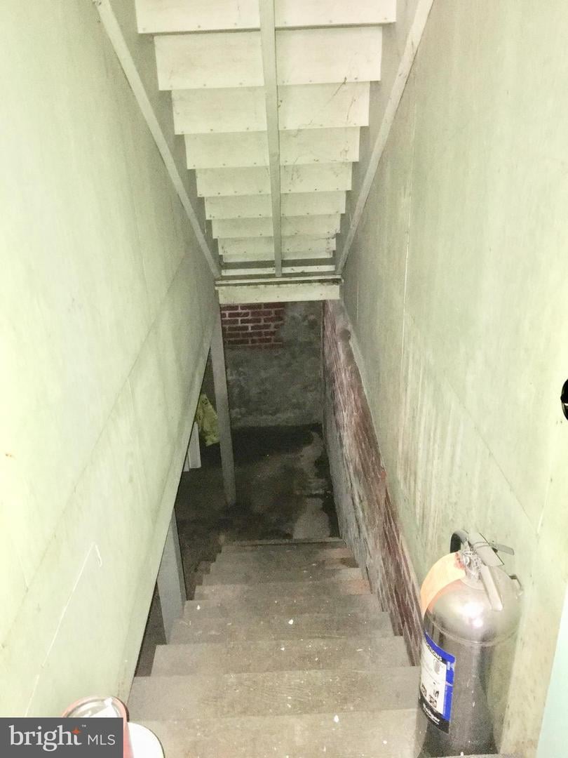 23 W Commerce St