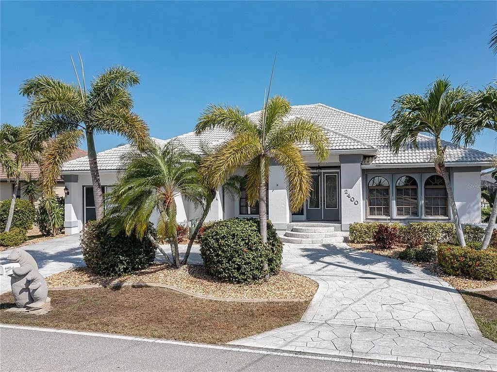 2400 Via Veneto Dr