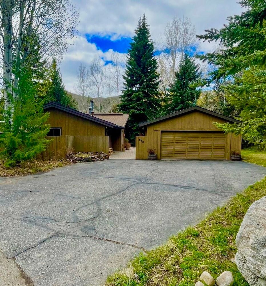 593 Thistle Ln