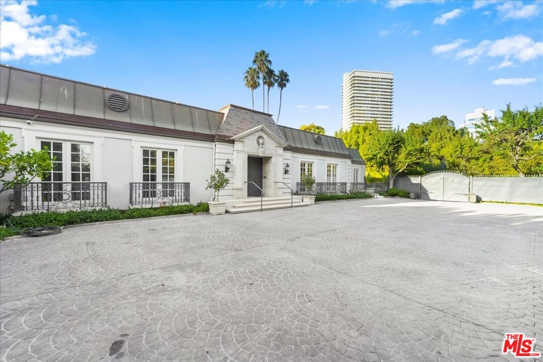 Northstar Manor, N Alta Dr, 90210