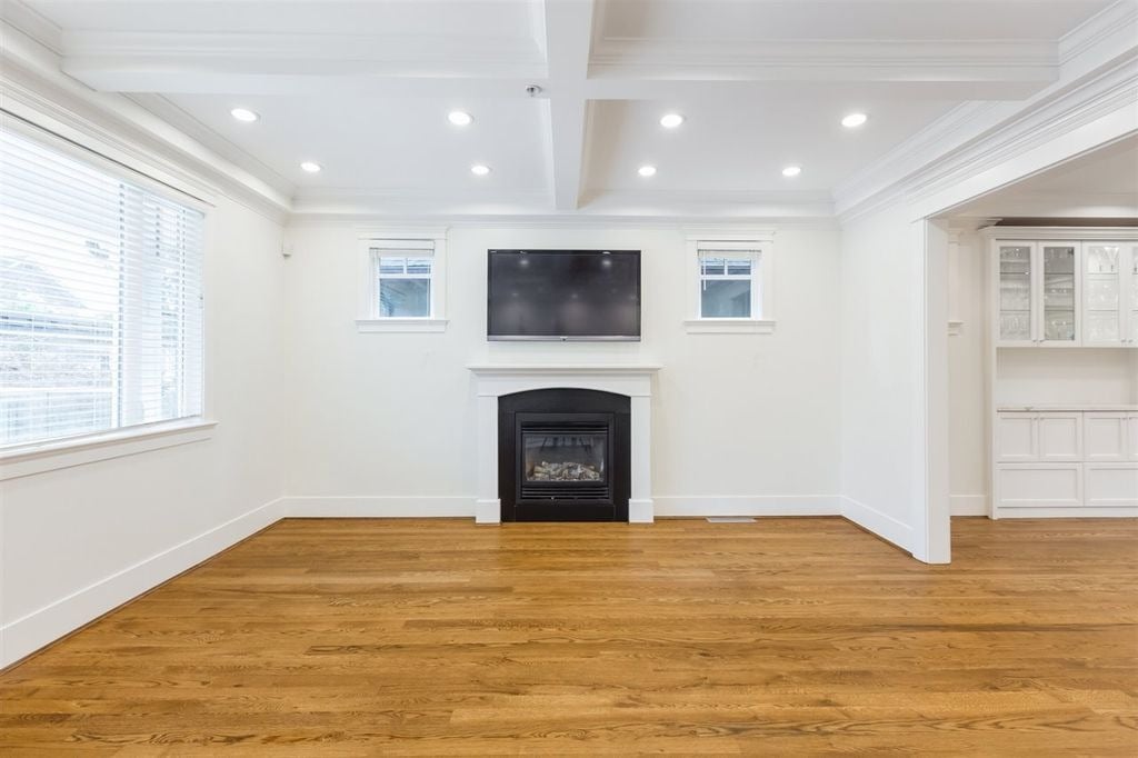 5952 Elm St