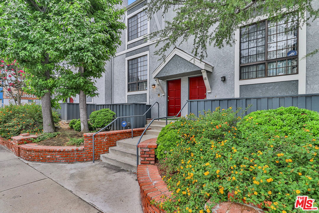 18100 Burbank Blvd Unit 19