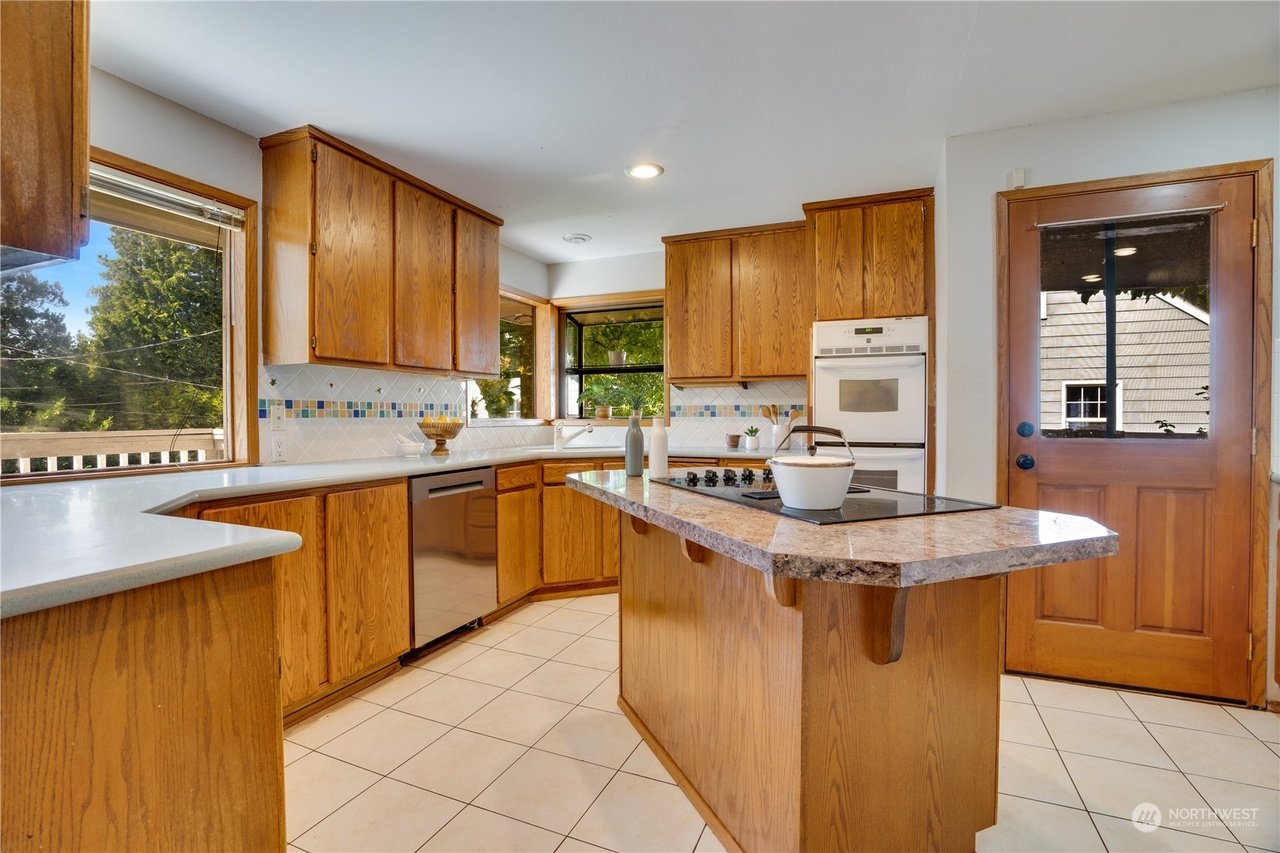 2915 Louise Ave W