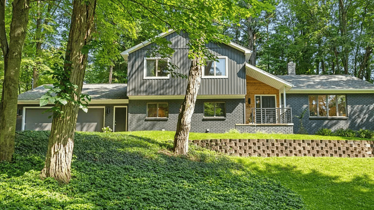 2061 Thornapple River Dr SE 