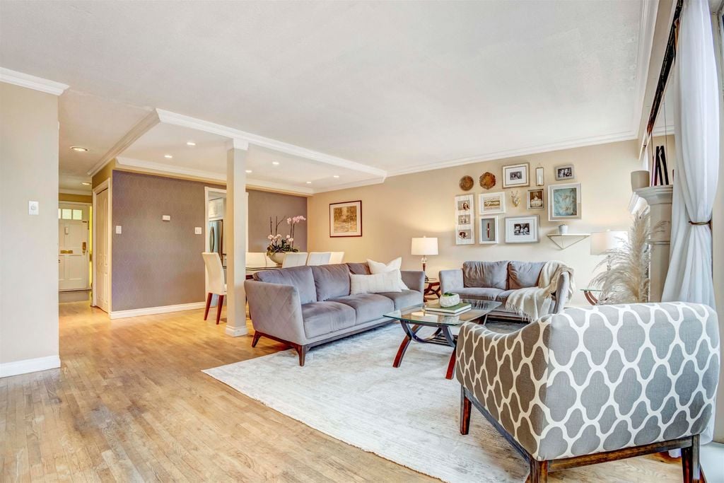555 W 28th St, #104
