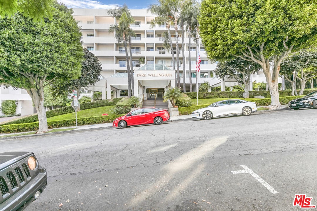 1131 Alta Loma Road Unit 306