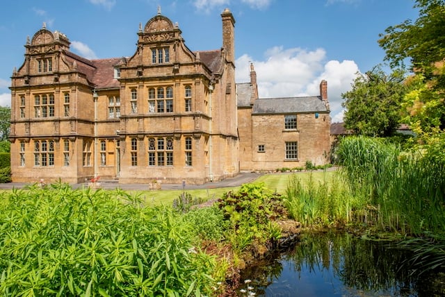 Thorne House – A Stately English Retreat