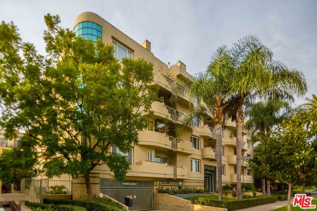 117 N Gale Dr #202