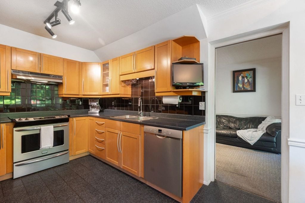 5195 Sapphire Pl