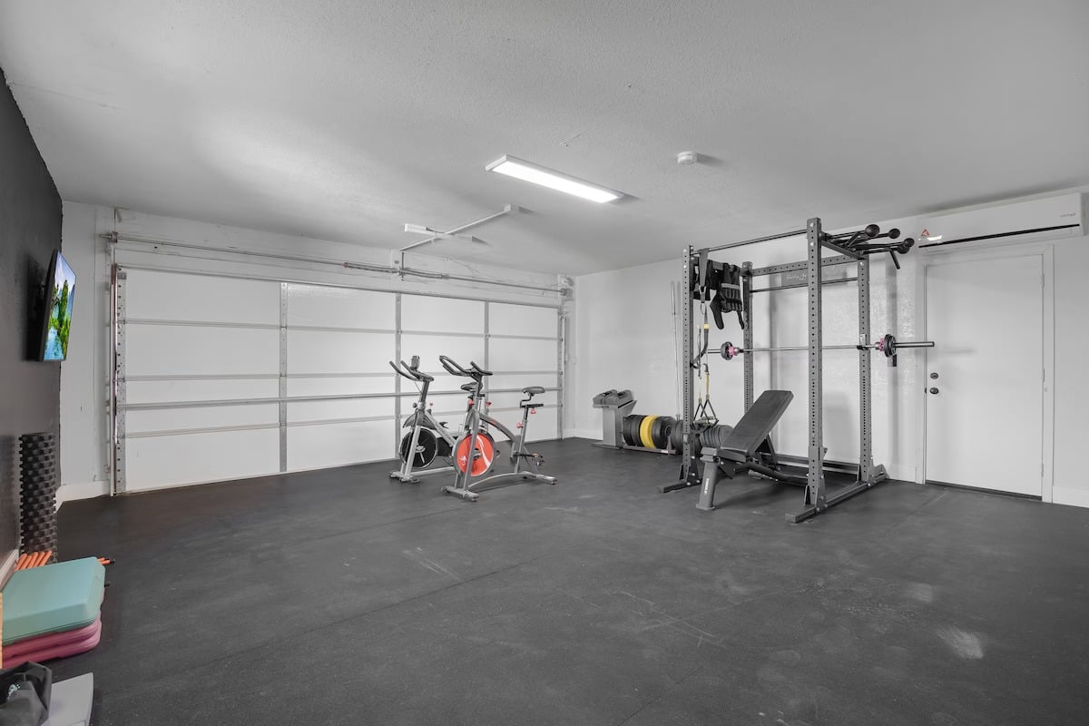 Huge Golf Course Home-Free Heated Pool/Theatre/Gym