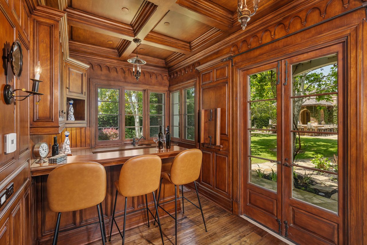 English Country Manor In Toluca Lake