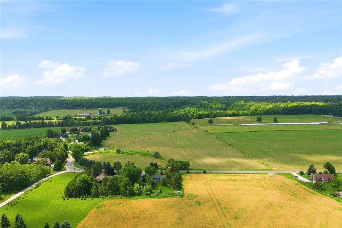 Country setting 10 minutes from the city!