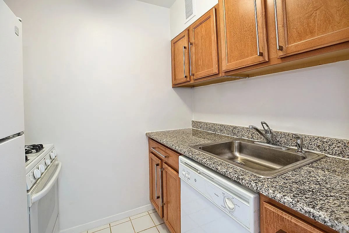 393 West 49th St, #5H