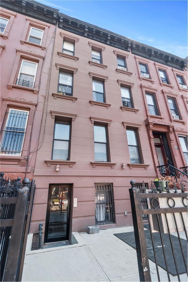 4 Family Townhouse  |  Bedford-Stuyvesant Negotiated 10% below asking price on behalf of investor, then collaborated with listing agent to get vacant units rented prior to closing.