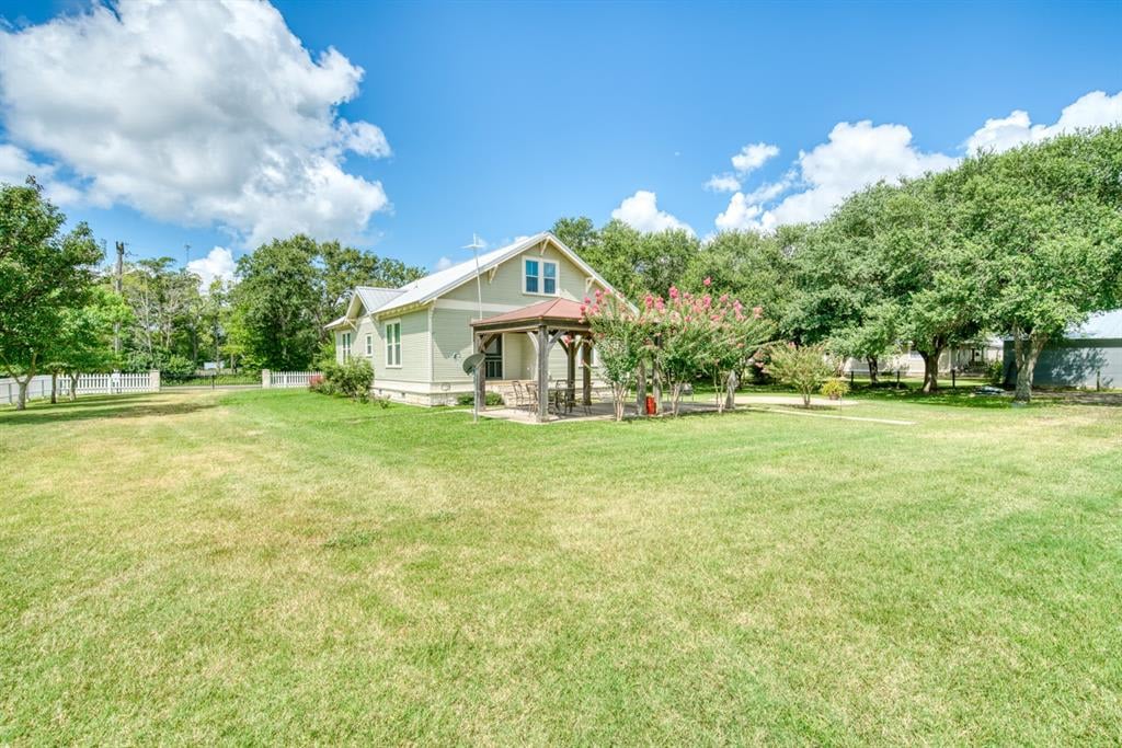 134 Houston St New Ulm, Tx 78950