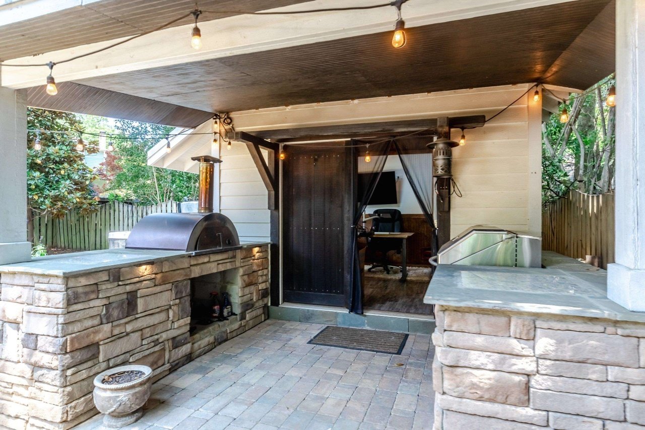 200 W Roanoke Park Dr