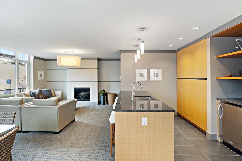 135 W 2nd St, #101