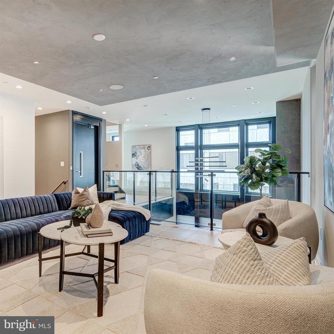 109 S 24th St, Philadelphia, PA 19103