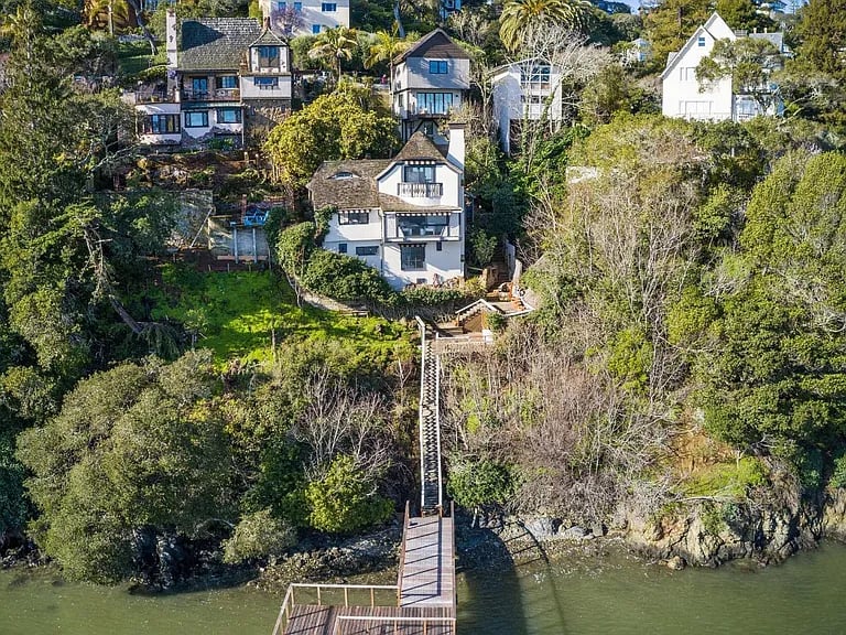 242 Beach Rd