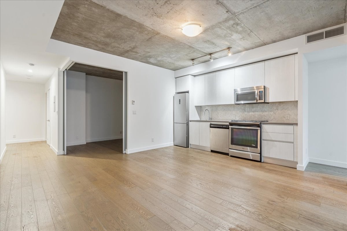 111 Bathurst St 423