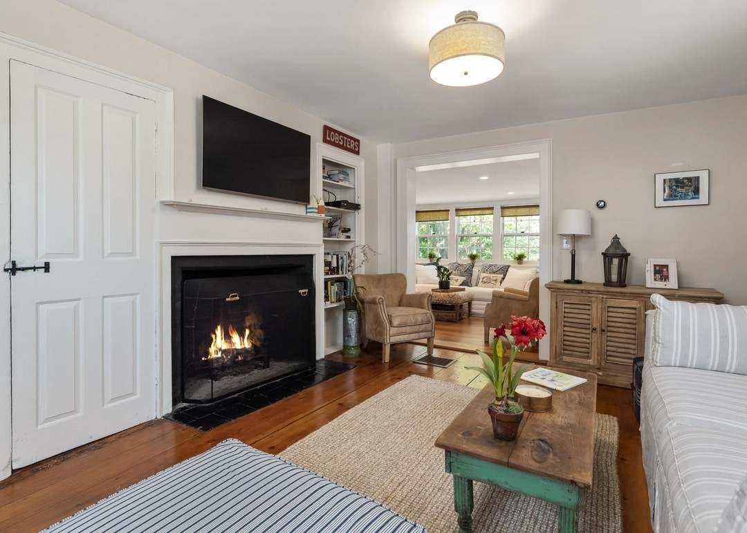 28 Dennett St