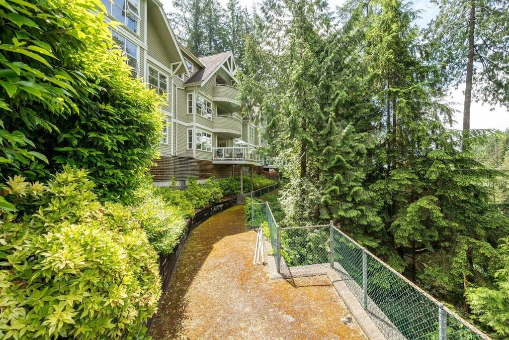 3377 Capilano Cres, #206