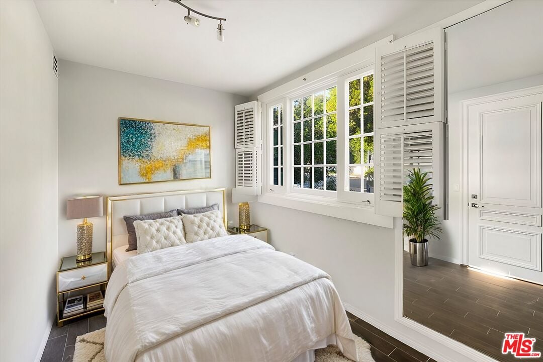 Northstar Manor, N Alta Dr, 90210