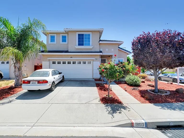 1900 Travertine Wy
