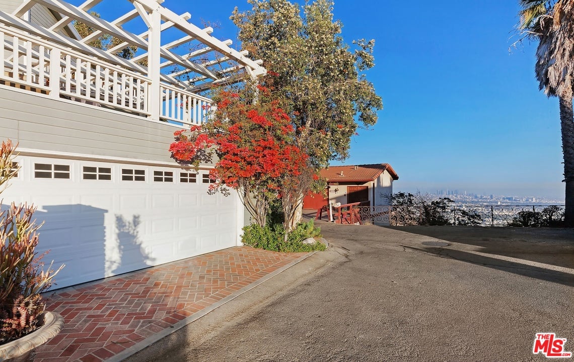 8160 Mannix Dr