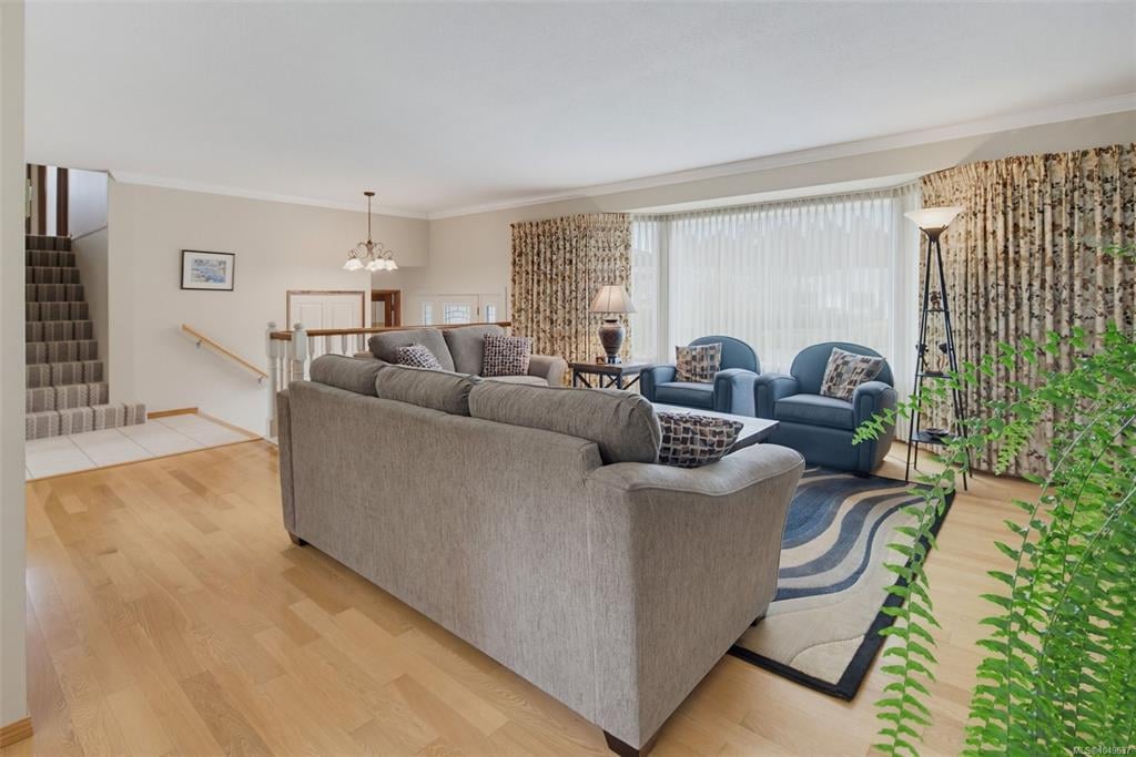2056 Skyline Cres