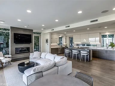 7350 Pacific View Dr