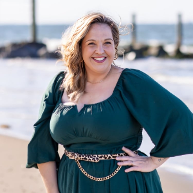 Jenny Peeples Virginia Beach, VA Real Estate Agent Headshot