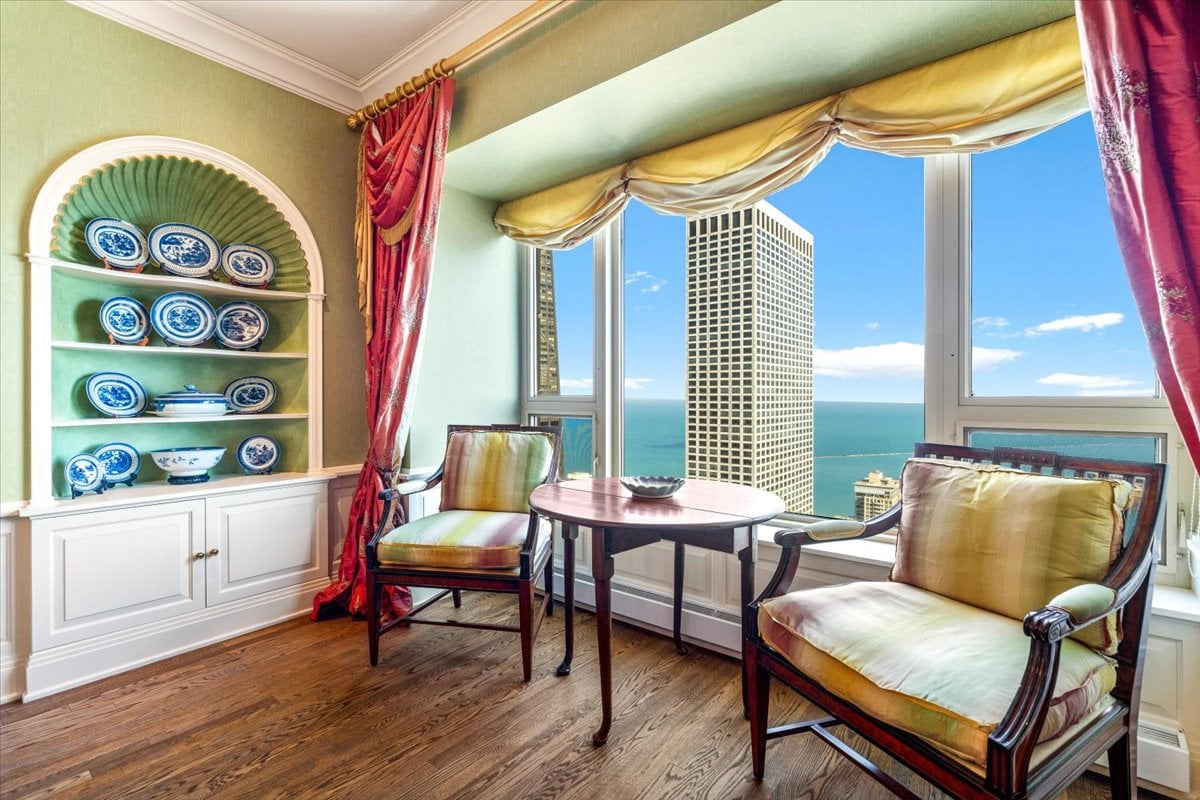 800 N Michigan Ave 5501