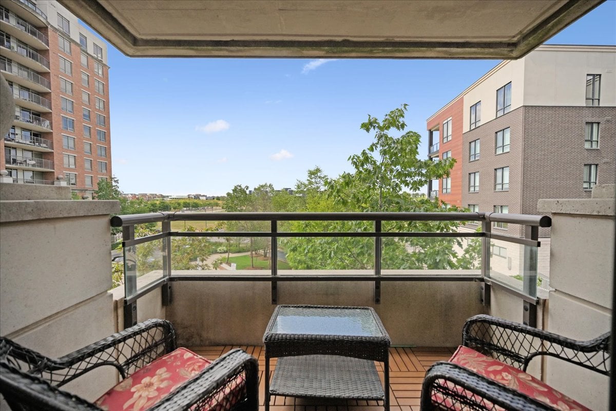 Bright and Spacious Corner Unit