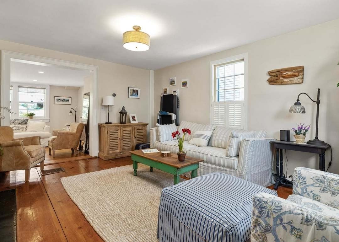28 Dennett St