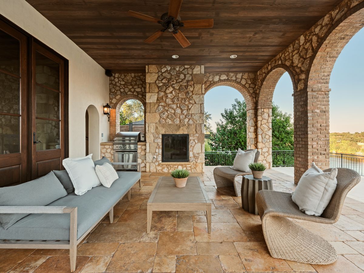 Lakeshore Horizon: Waterfront Villa with Lake & City Views