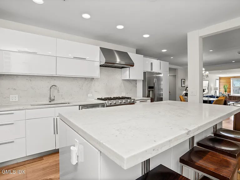 25 W Elm St APT 30