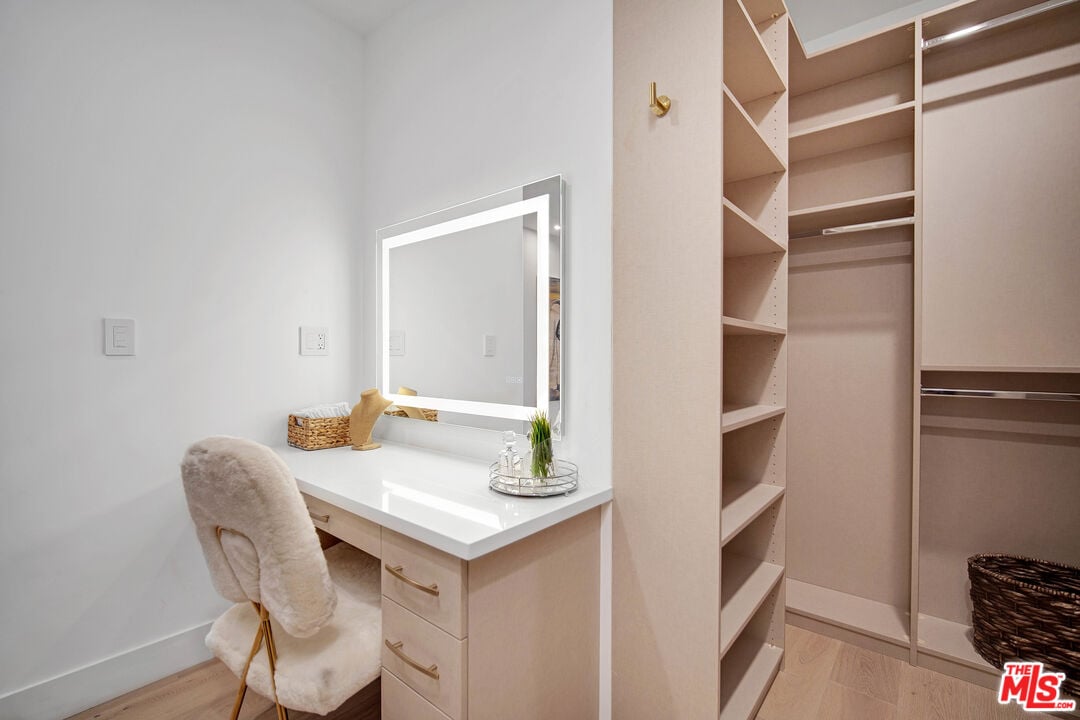 Canyon Lake Dr, 90068